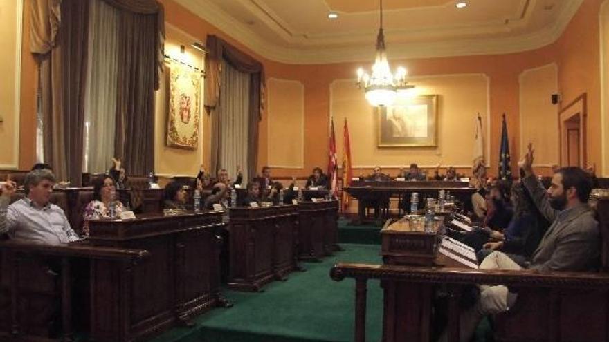 Momento del Pleno en el que se aprobó, por unanimidad, la firma de los convenios para implantar el billete único.