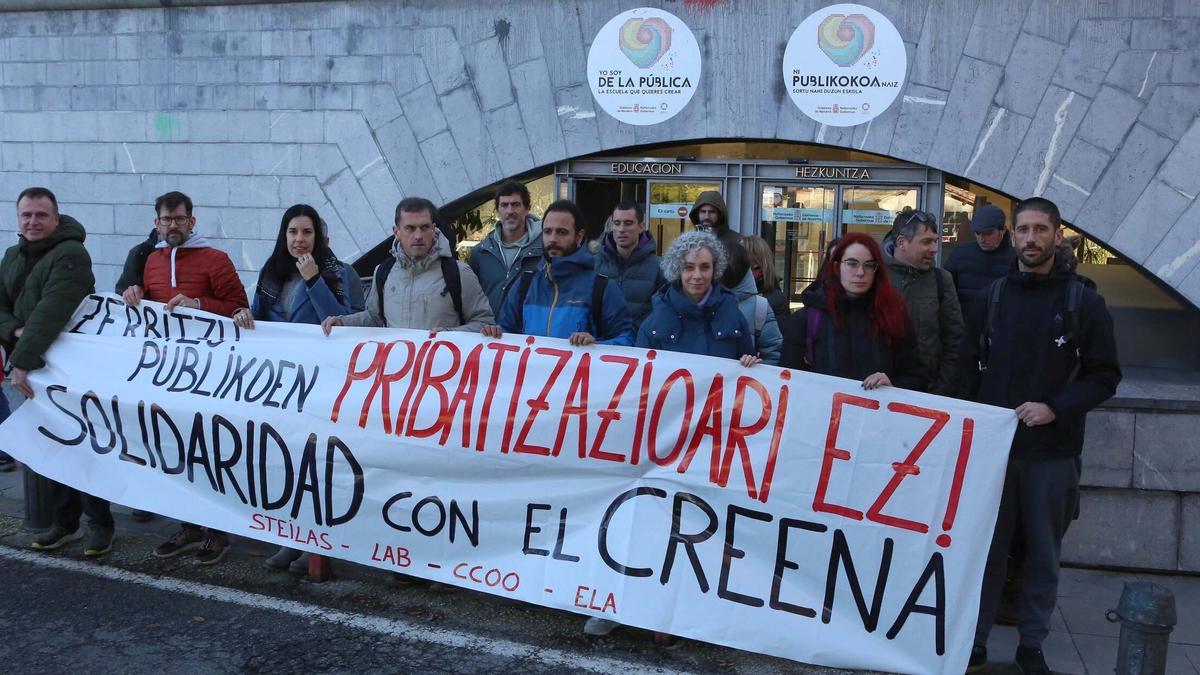 Representantes sindicales, frente al Departamento.