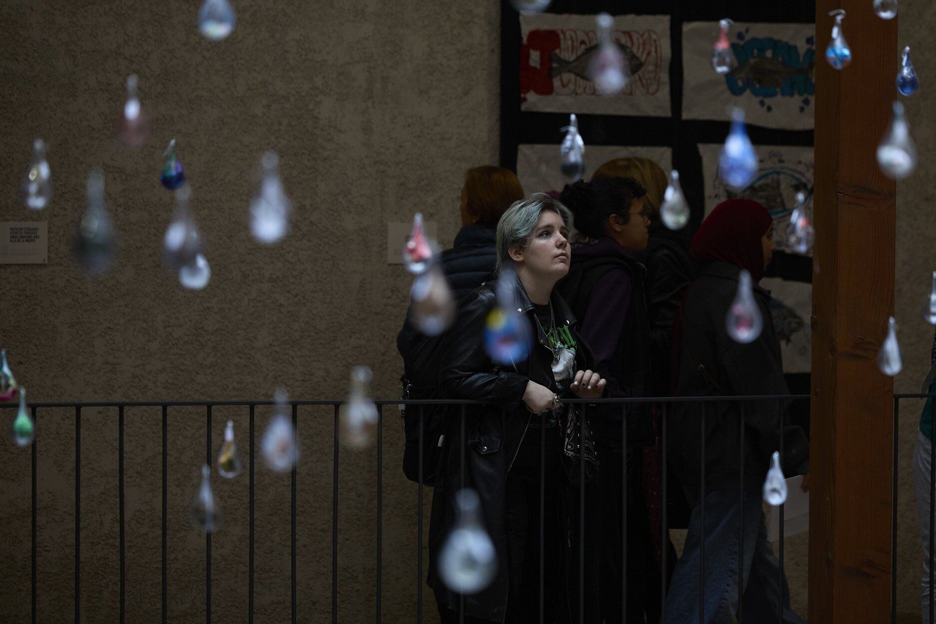 Más de 600 gotas de lluvia componen la instalación &#039;Zutaz Blai: empaparme de ti&#039;.