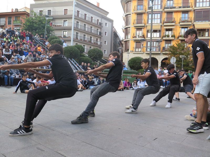 El Día de las Cuadrillas de fiestas de Urretxu, en imágenes