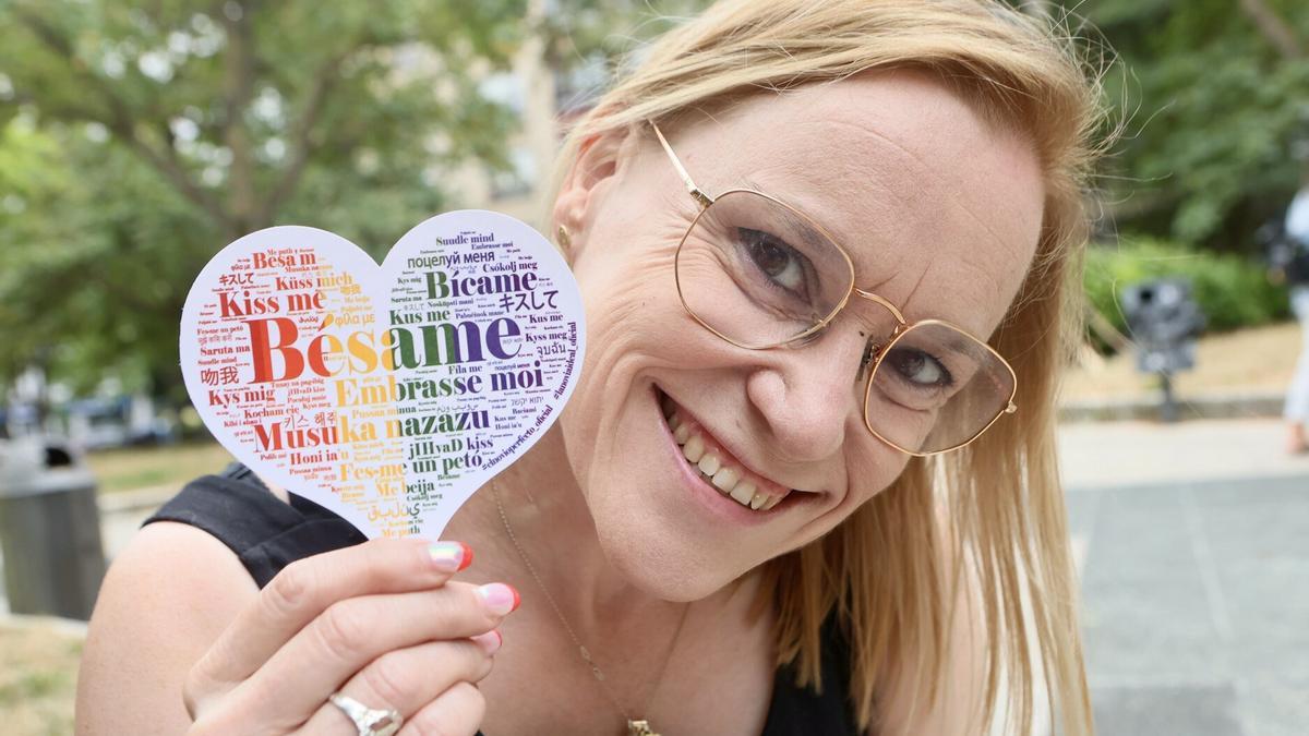 La gasteiztarra Itziar Aurkene Gutiérrez, coleccionista de pegatinas de cuadrillas de blusas y neskas