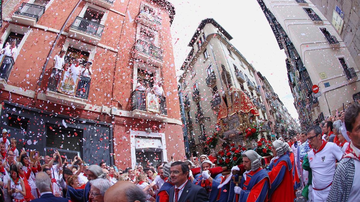 Procesion de San Fermin en el momento de la caída de los pétalos de rosa.