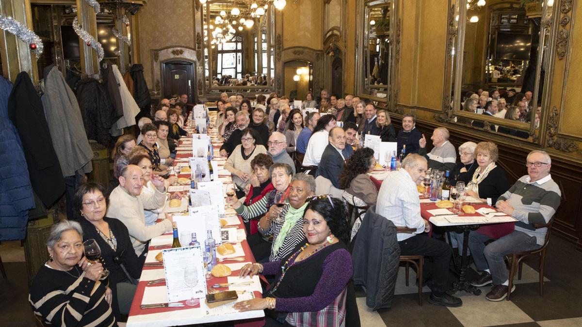 Participantes en la comida de Navidad, celebrada en el Café Iruña.