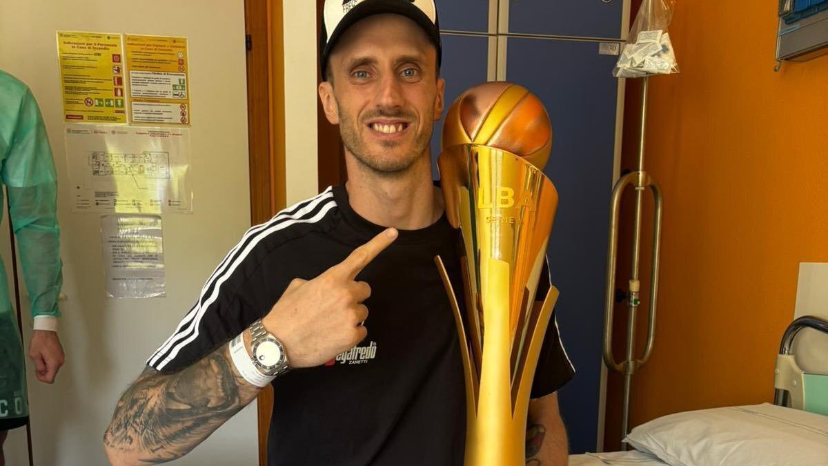 Polonara, con el título de la Lega italiana en el hospital