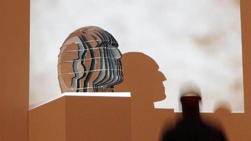 La obra del artista Iñaki Garmendia, en el Museo Guggenheim Bilbao, que forma parte de la exposición &quot;Garmendia, Maneros Zabala, Salaberria. Proceso y método&quot;, una muestra que examina la trayectoria de tres creadores vascos nacidos a finales de