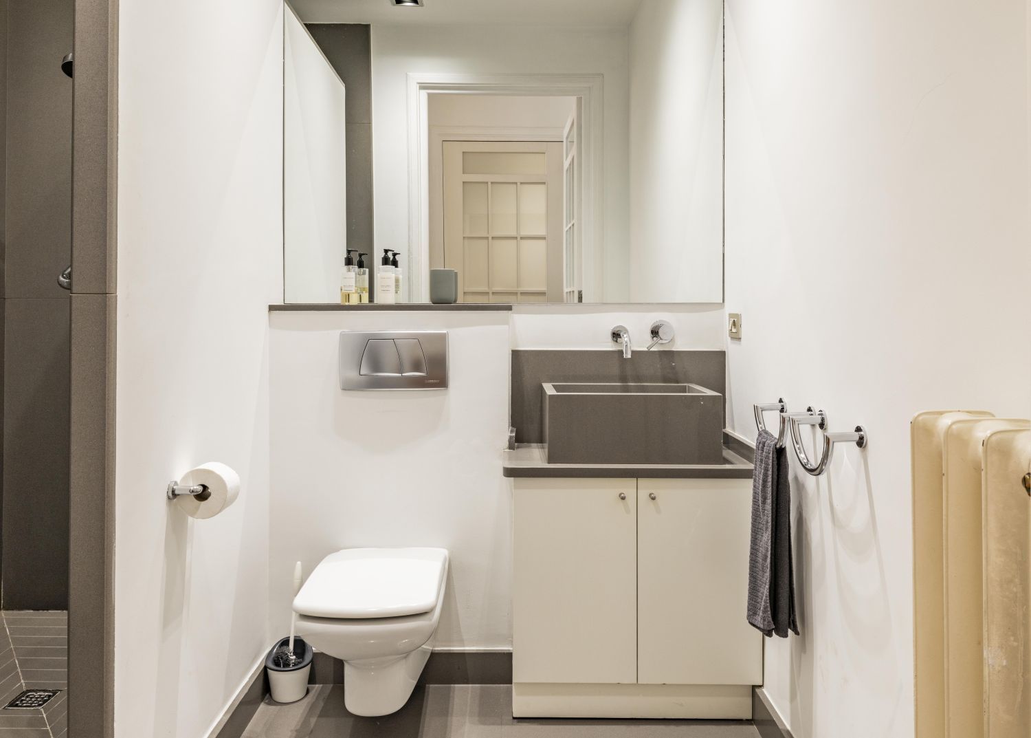 Magnífica propiedad en venta ubicada en un edificio señorial, situada en una de las zonas más elegantes del céntrico barrio de Gros