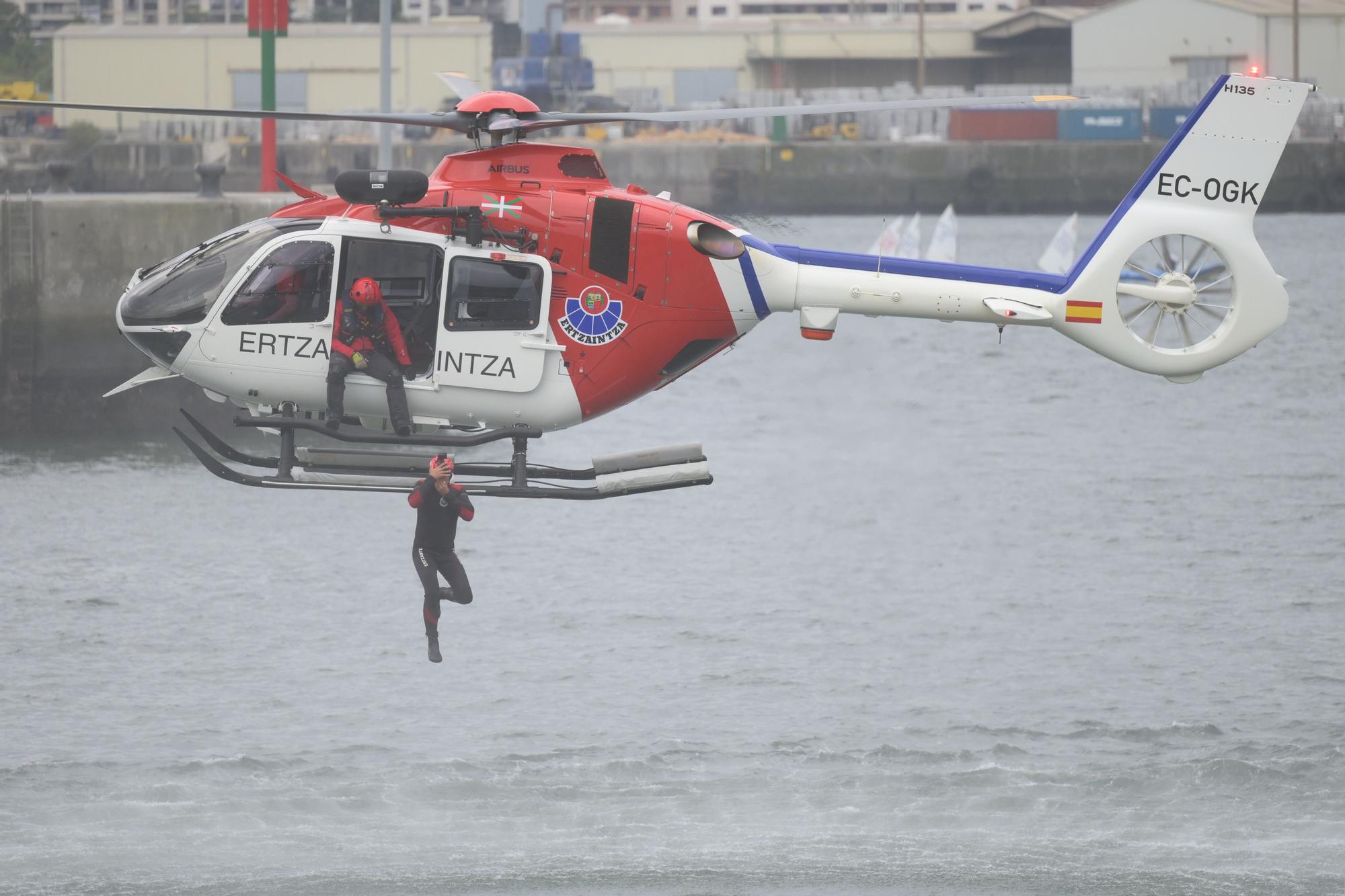 En imágenes: La Ertzaintza saca músculo en el Puerto de Bilbao
