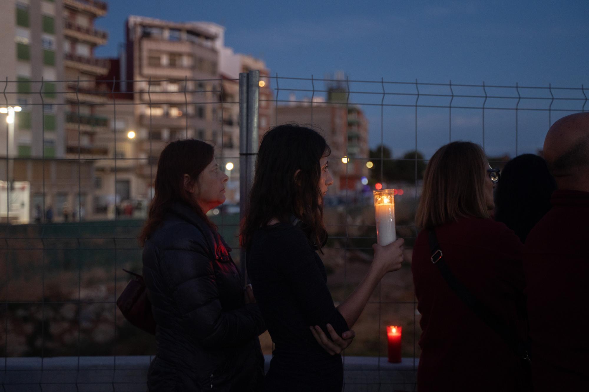 En imágenes: Decenas de velas en la rambla del Poyo homenajean a los fallecidos en la dana