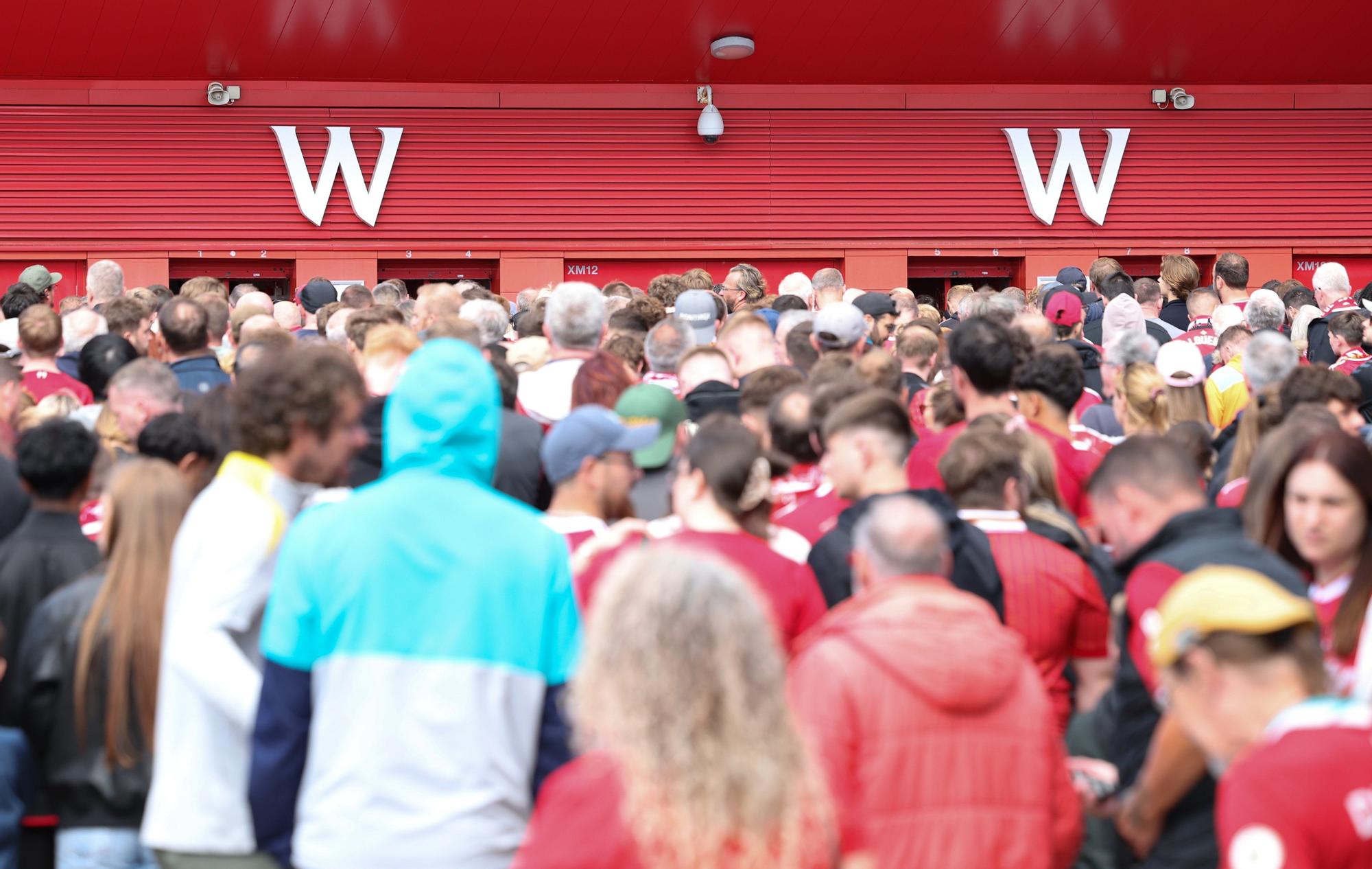 En imágenes: desalojo de la tribuna de Anfield