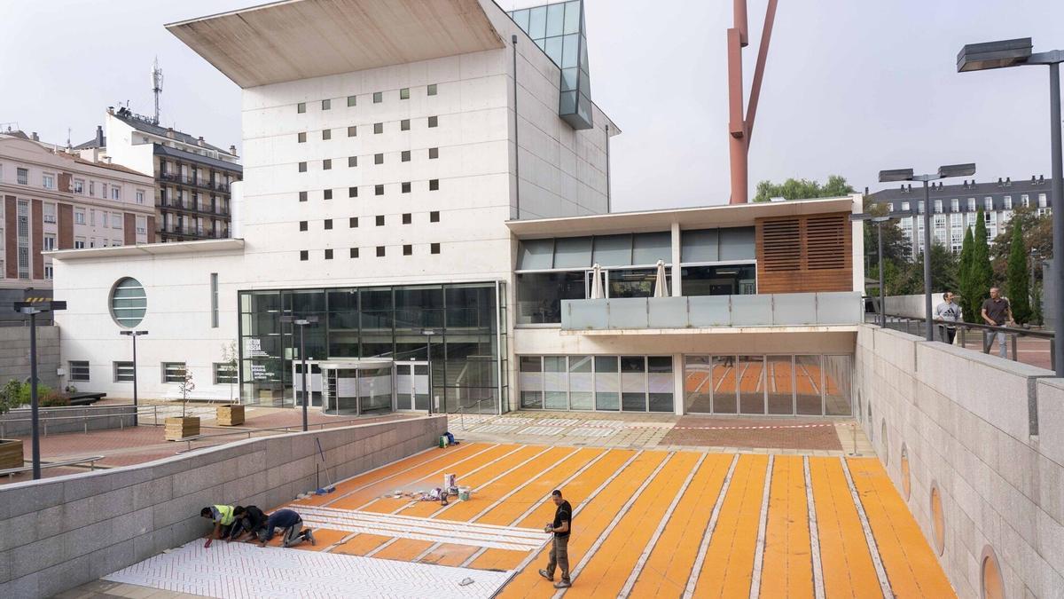 Acondicionando en la plaza exterior del museo Artium