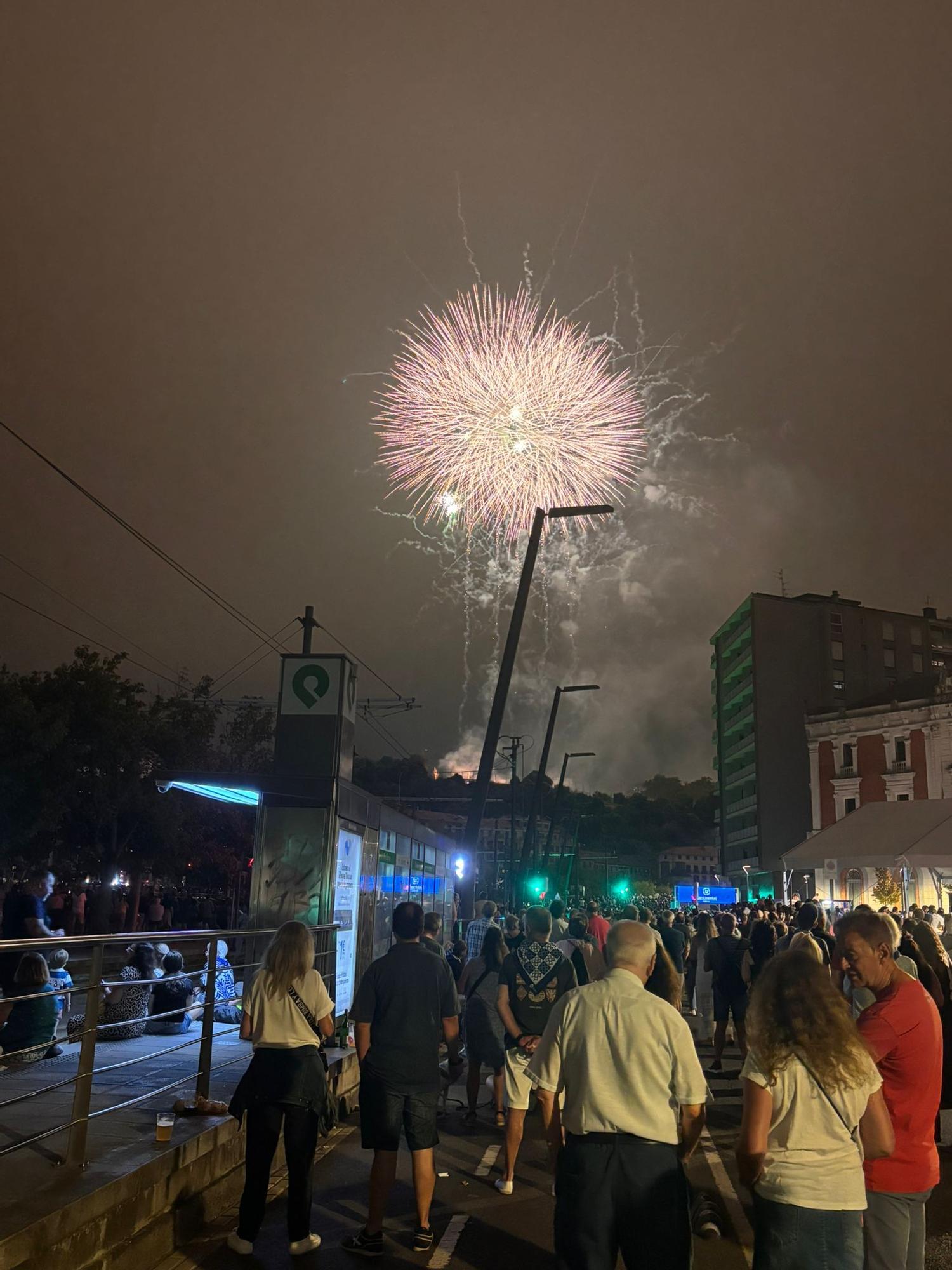 En imágenes: Bilbao se desborda en la primera noche de Aste Nagusia, con Abandoibarra pendiente de estrenar