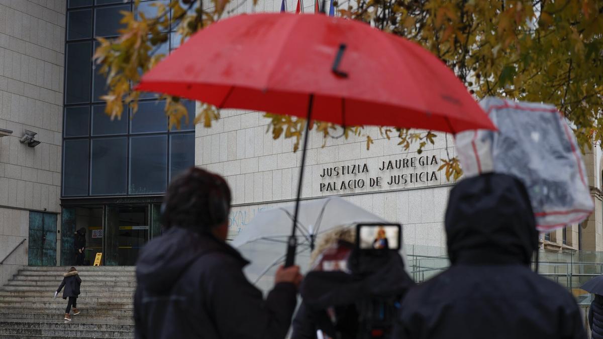 Medios graban ante el juzgado el día en el que comparecen seis ertzainas por el caso de Amaya Zabarte