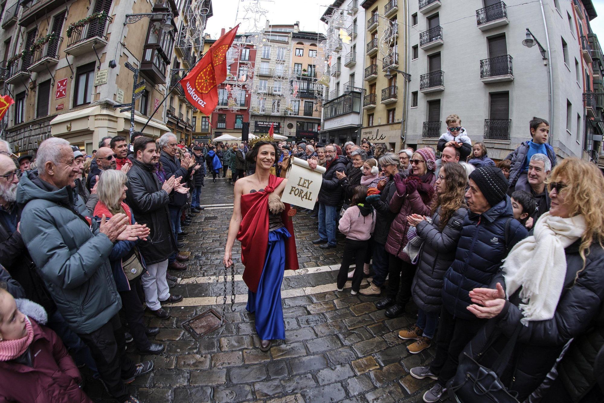 Fotos del homenaje a la estatua que corona el monumento que se erigió hace más de 100 años recordando la lucha popular en el Día de Navarra