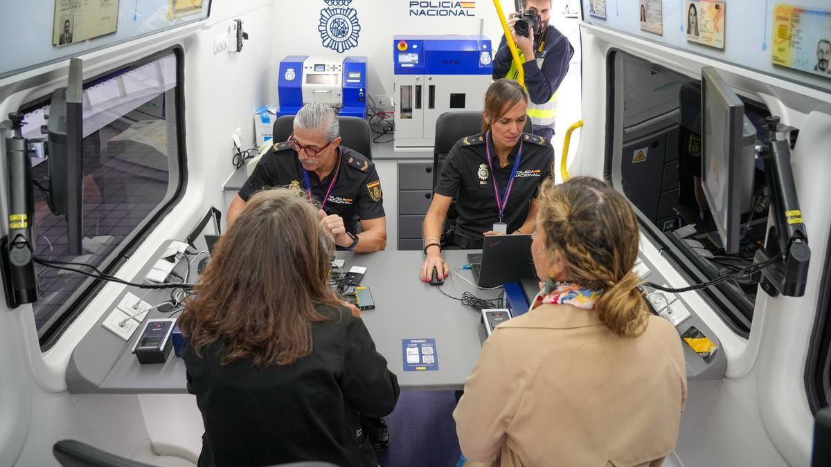 En imágenes: así es la furgoneta que recorrerá Álava para tramitar el DNI