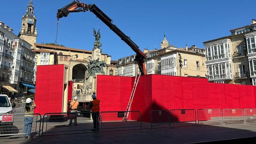 Comienza la instalación del muro que partirá en dos la Virgen Blanca