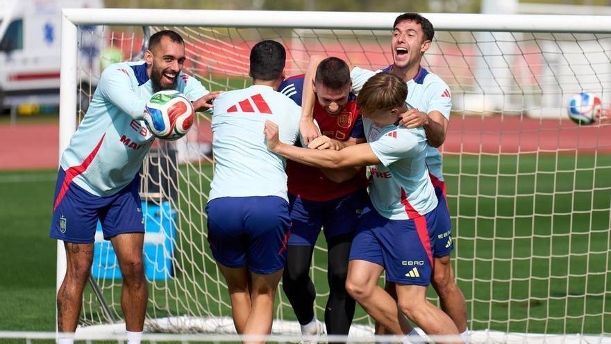 El Athletic podría tener nuevo delantero: el golazo de chilena de Unai Simón en un entrenamiento con la Selección Española