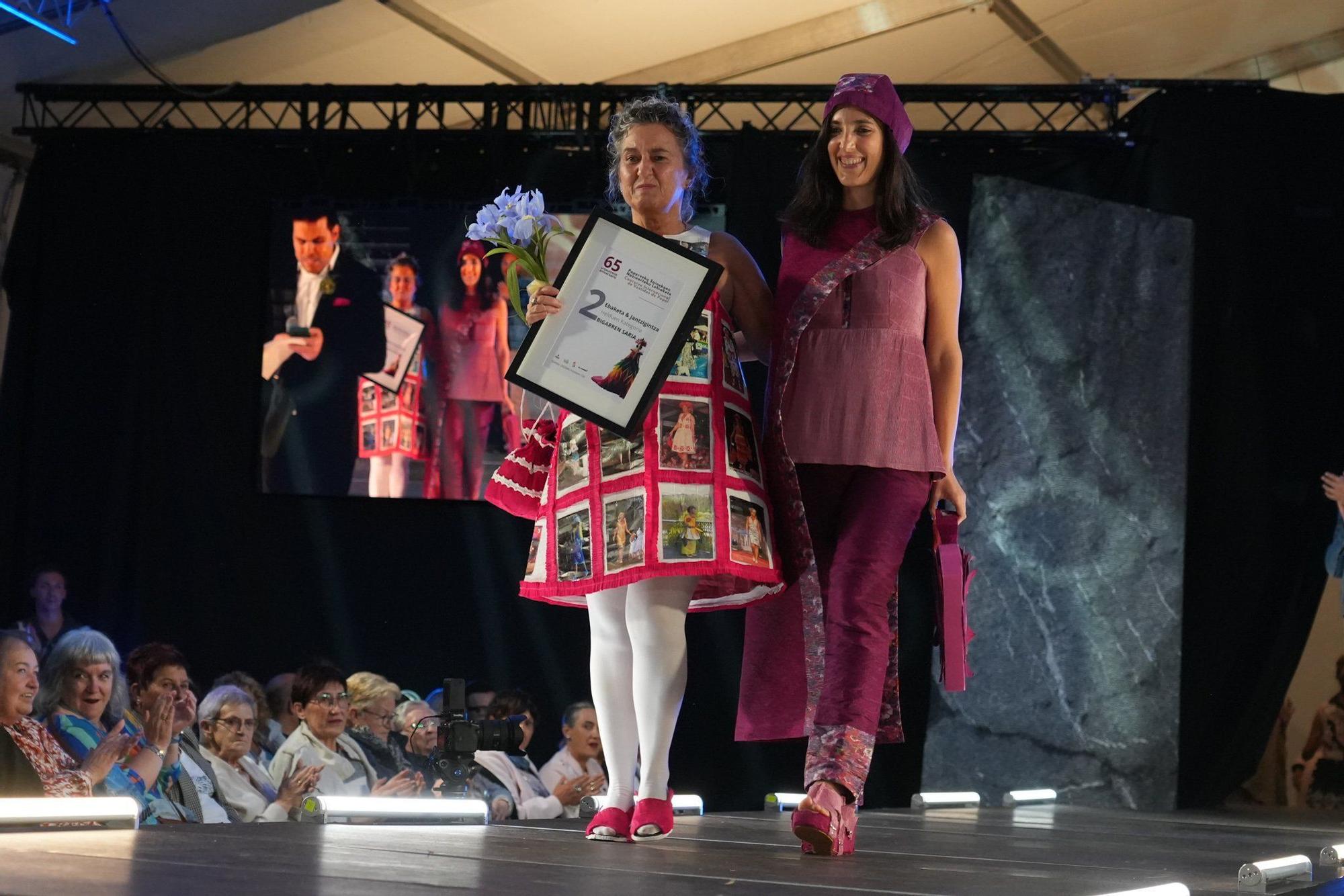 En imágenes: así ha sido el desfile de Vestidos de Papel de Güeñes