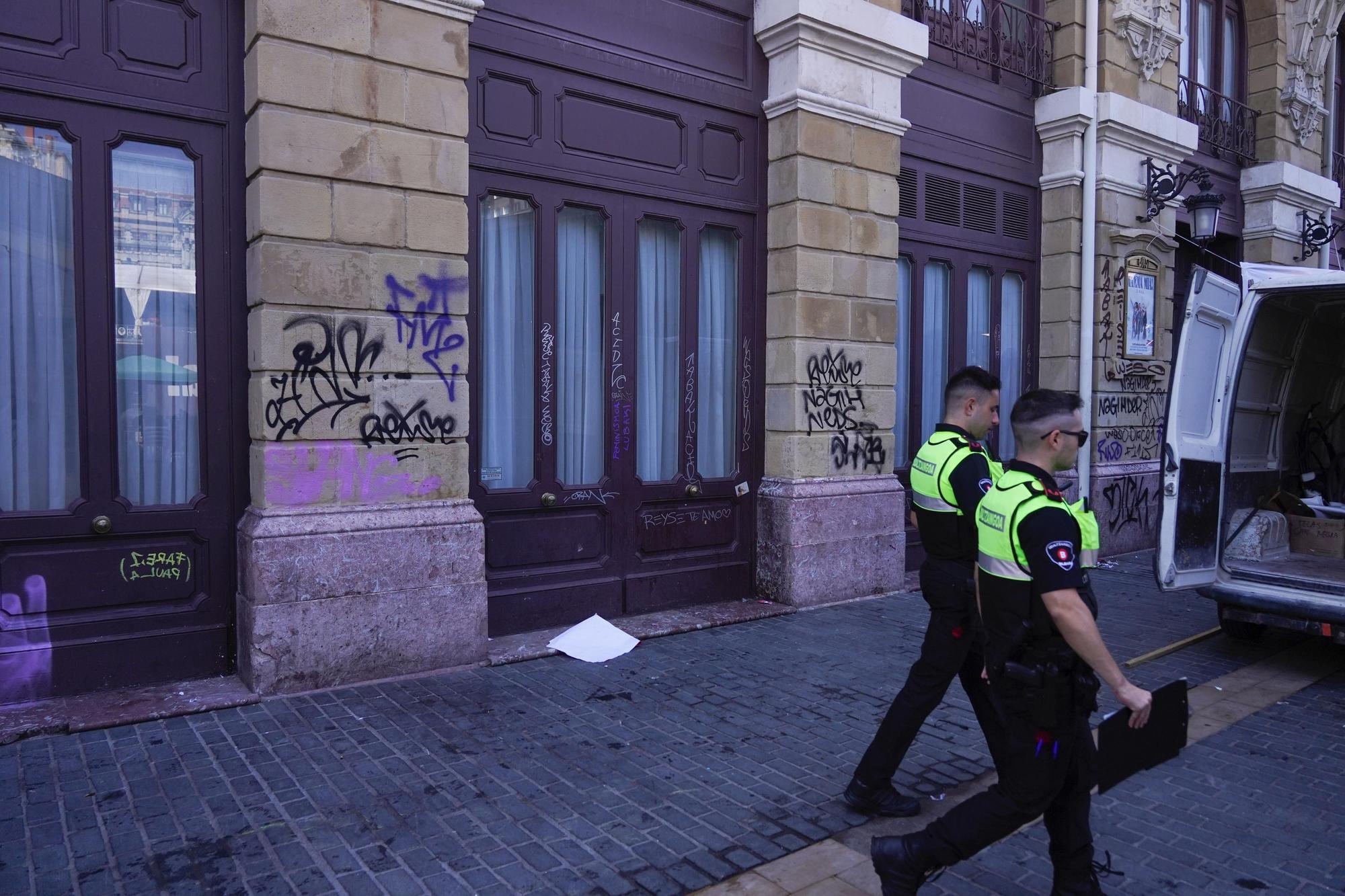 En fotos: vandalizan la fachada y las entradas del teatro Arriaga