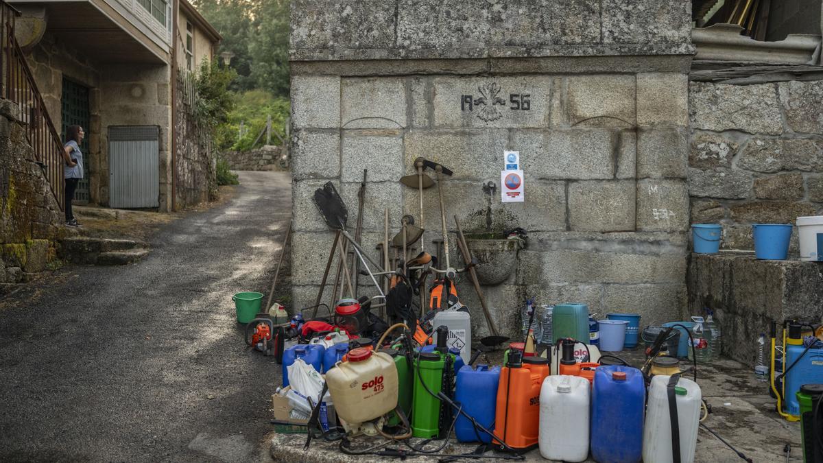 Aperos de trabajo de los vecinos para luchar contra el fuego.