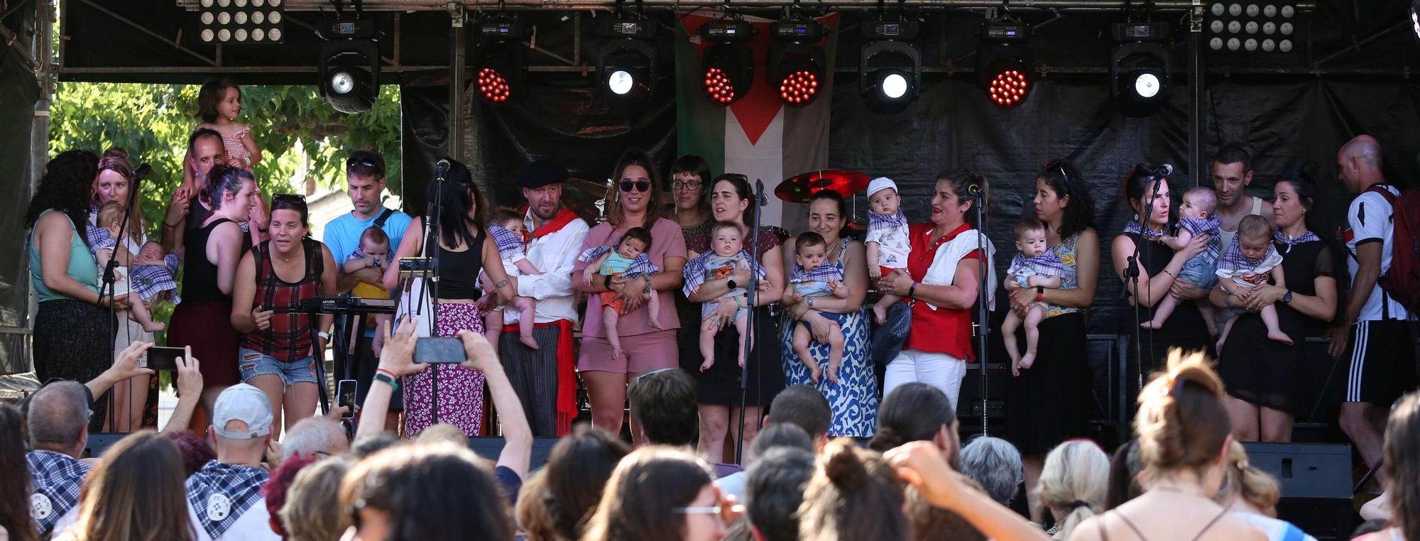 El chupinazo de fiestas del barrio de San Juan, en imágenes