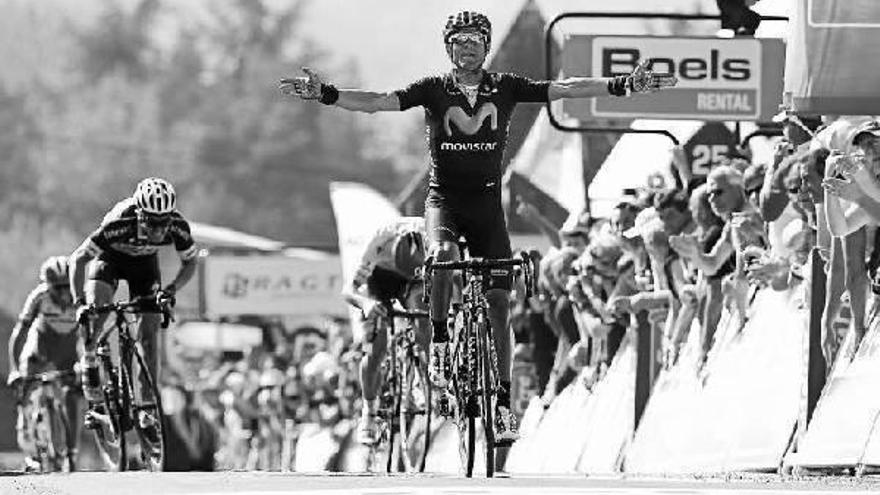 Alejandro Valverde celebra su tercera Flecha Valona al llegar a la meta, situada en la cima del Muro de Huy.