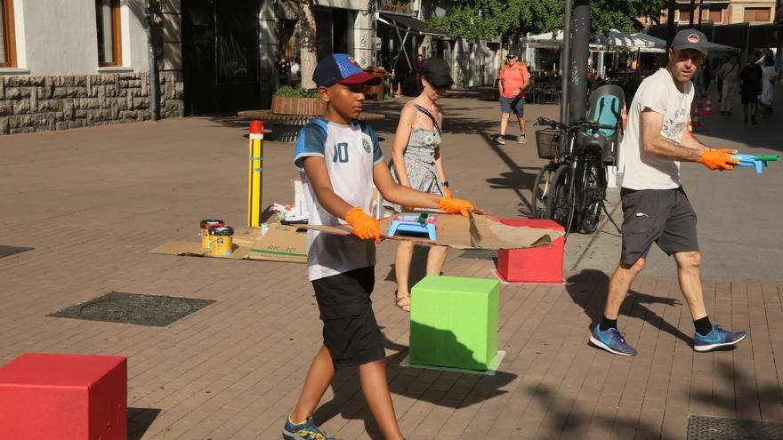 Vitoria pinta de colores los bolardos de Ricardo Buesa para facilitar el paso a las personas con baja visión