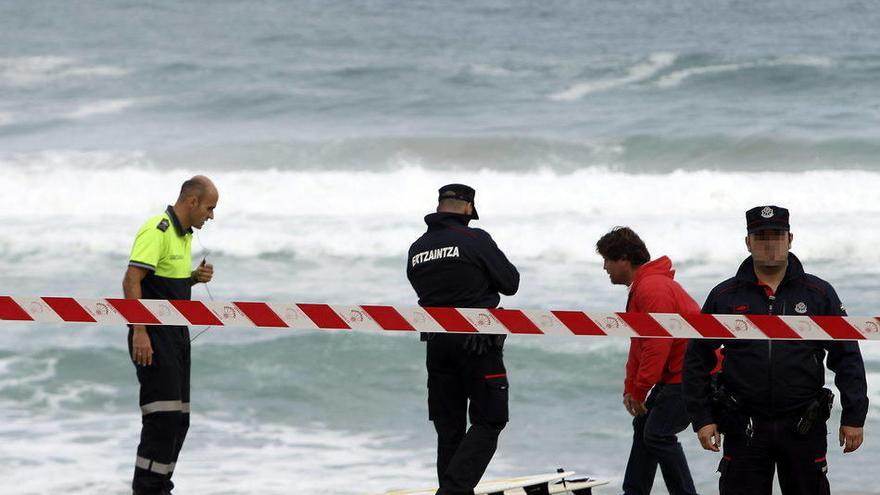Dos personas han muerto en la playa de Zarautz, al parecer ahogados, después de ser rescatados del agua, donde estaban practicando surf, según ha informado el departamento vasco de Seguridad.