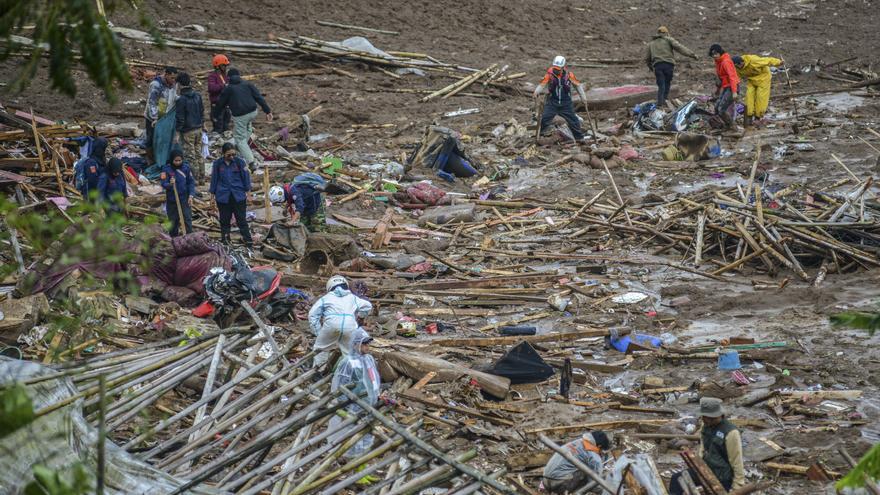 Una avalancha de tierra en el sur de Indonesia deja ya ocho muertos y 82 desaparecidos