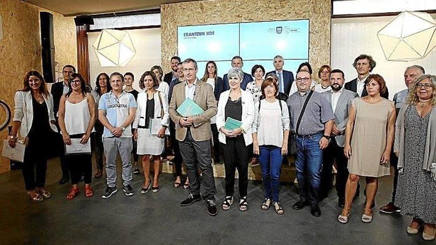 Representantes de una veintena de empresas junto al diputado general, Markel Olano, y la directora del Órgano para la Igualdad, Miren Elgarresta, en la presentación de ayer.