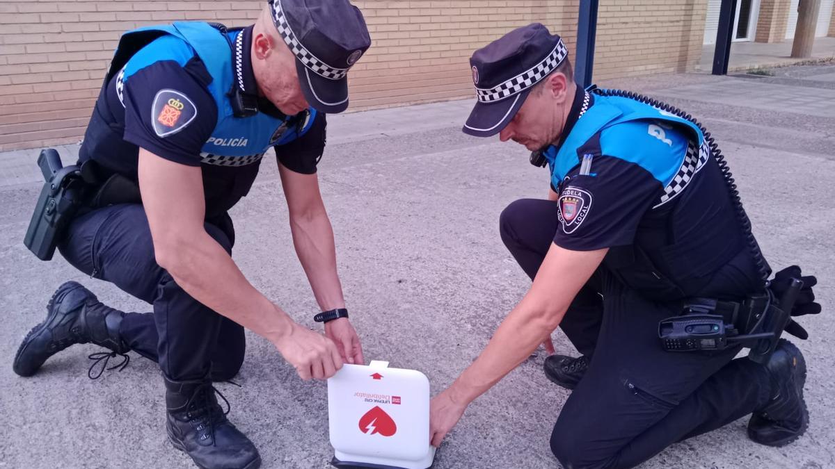 Agentes de Policía Local de Tudela, con el desfibrilador semiautomático.
