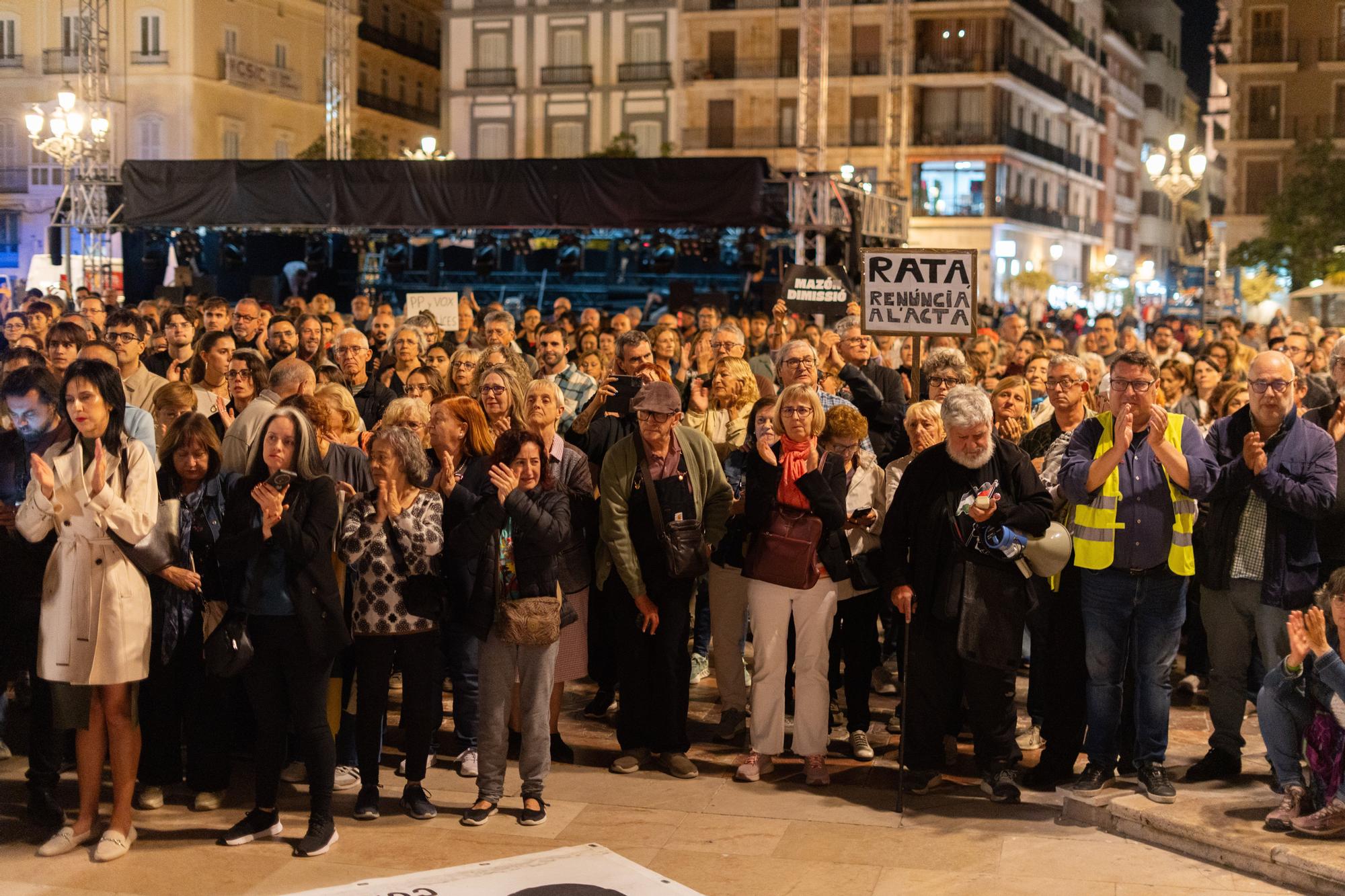 Una concentración ciudadana en València celebra la marcha de Mazón