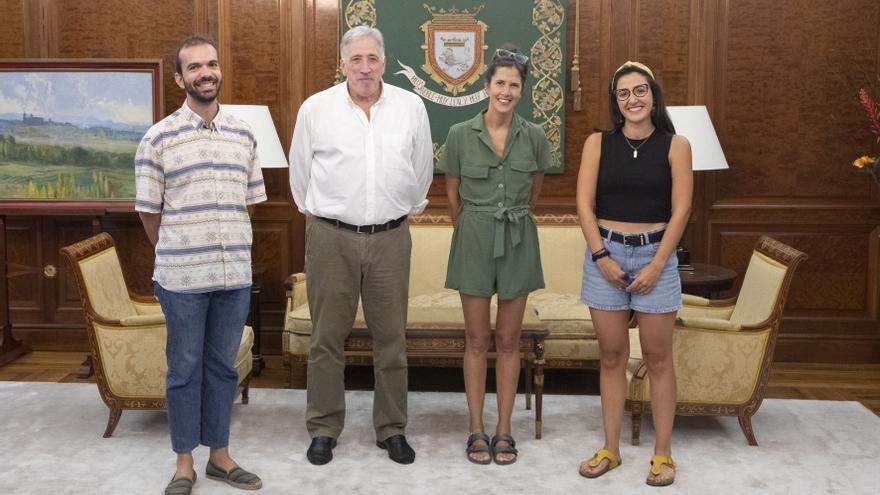 El alcalde de Pamplona recibe a representantes navarras de la Campaña Mundial por la Educación