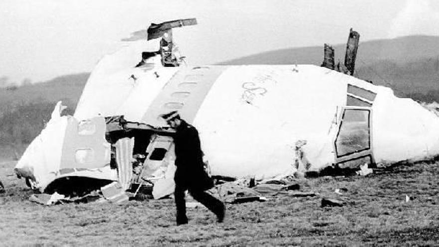 Un policía observa los restos del Pan Am Boeing 747 que explotó en el aire cuando sobrevolaba la ciudad de Lockerbie.