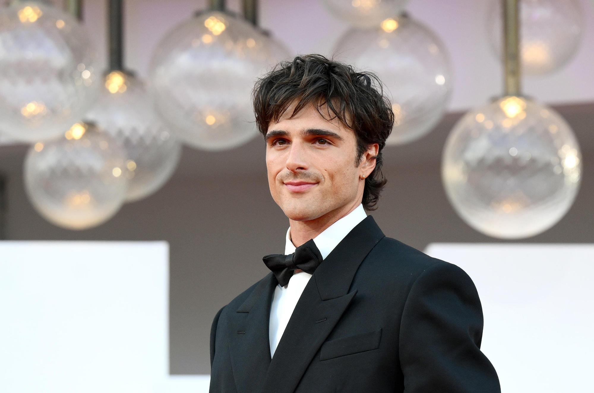 En fotos: el paseo triunfal de Jacob Elordi por la alfombra roja de Venecia