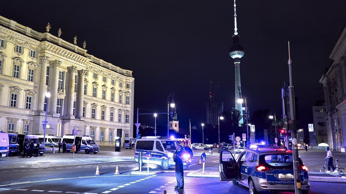 La Policía de Berlín evacúa a miles de residentes tras encontrar una bomba de la Segunda Guerra Mundial.