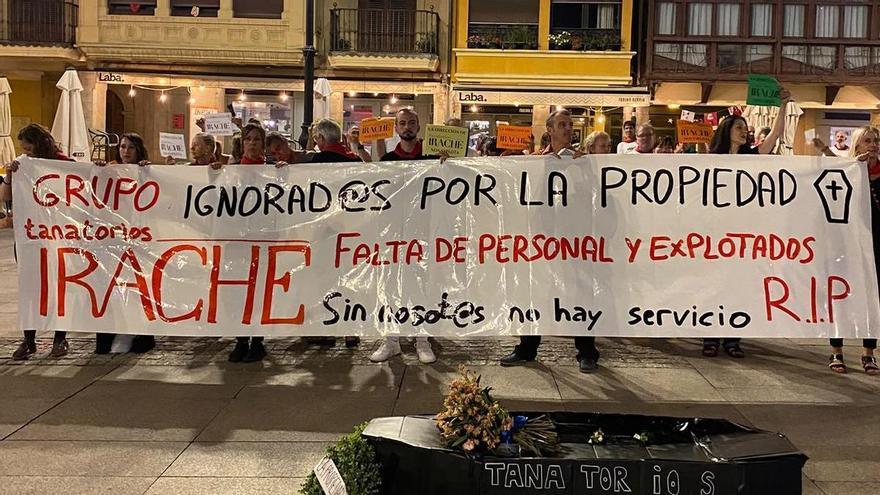 Trabajadores de Tanatorios Irache, de 'marcha fúnebre' por sus condiciones laborales