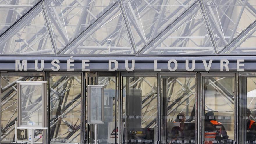 Activistas cuelgan en el Louvre la foto del expríncipe Andrés en el coche tras su arresto