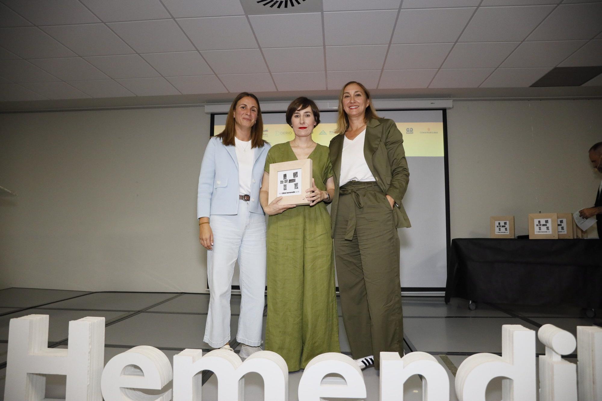 La alcaldesa de Sondika, Naia Landa, y Sonia Uriarte, del Grupo Meuri, con Saioa Torre, directora de Gorondagane.