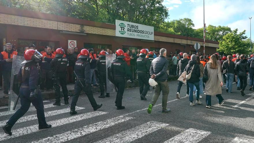 Los trabajadores de Tubos Reunidos acceden en un autobús fletado por la empresa a la planta de Amurrio