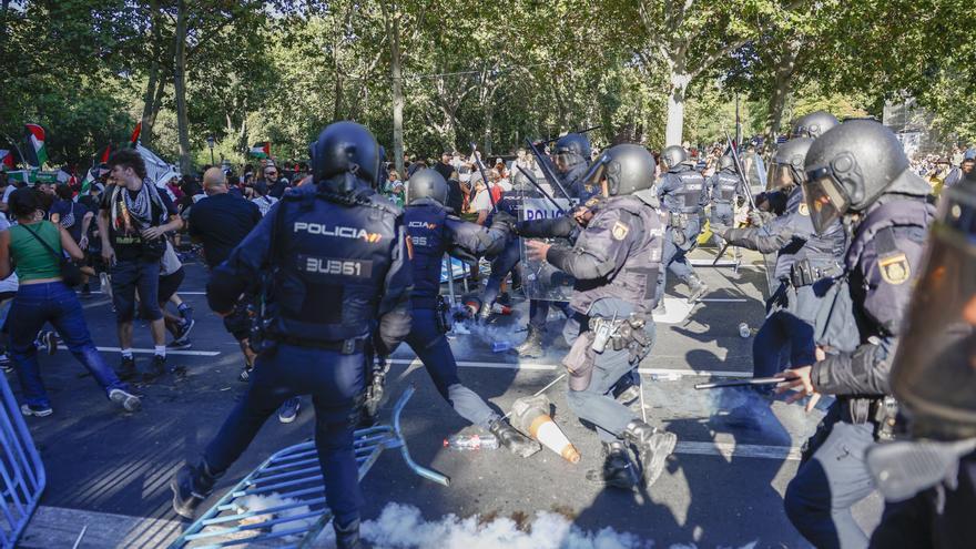 Antidisturbios cargan en Madrid contra manifestantes propalestina al paso de la Vuelta