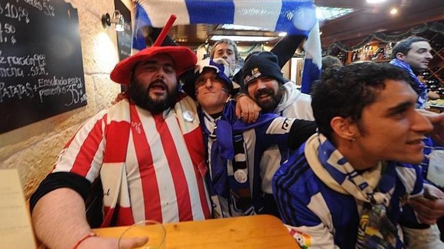 Confraternización en la Parte Vieja donostiarra entre seguidores del Athletic y de la Real Sociedad