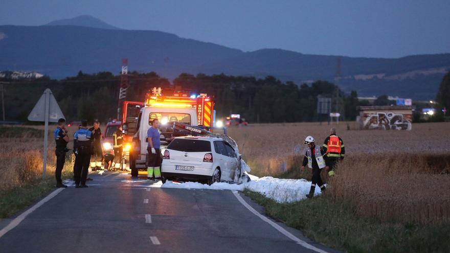 El accidente de un coche provoca un incendio en Zizur