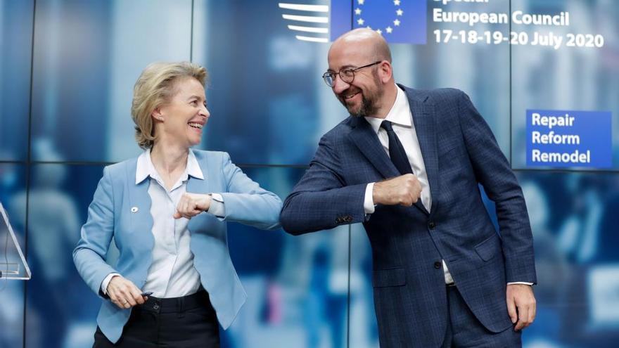 Ursula Von Der Leyen y Charles Michel chocan el codo como símbolo de alegría por el acuerdo.