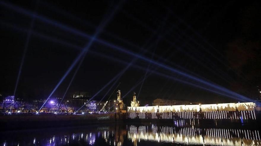 Vista del acto de inauguración de la Capitalidad Cultural Europea San Sebastián 2016, con el gran espectáculo de apertura popular, dirigido en el puente de María Cristina por el artista Hansel Cereza.