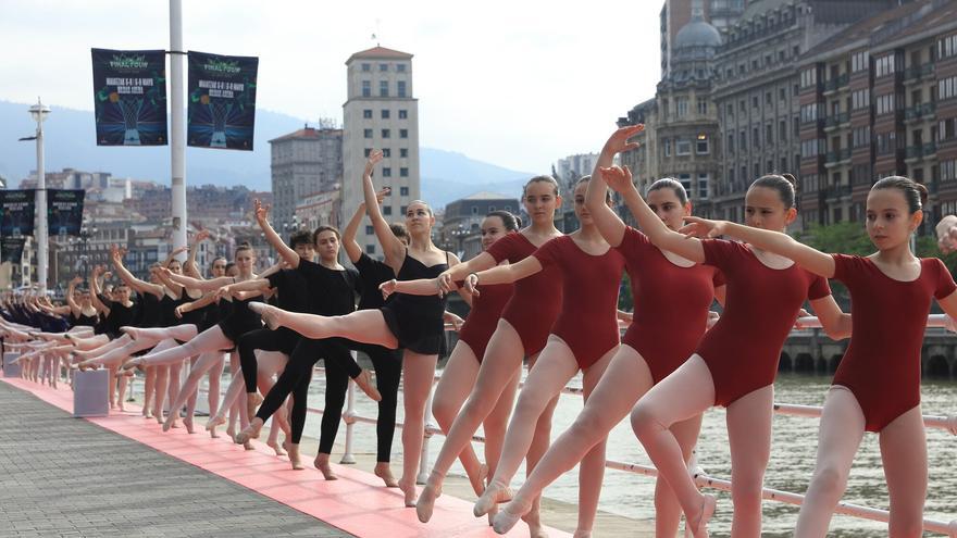 La danza de Bizkaia desfila este sábado por la alfombra roja