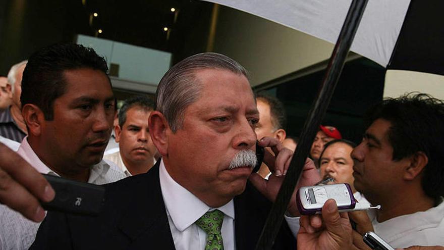 Egidio Torre Cantú (c) habla en Ciudad Victoria con periodistas tras aceptar la candidatura emergente a la gobernación del estado mexicano de Tamaulipas.