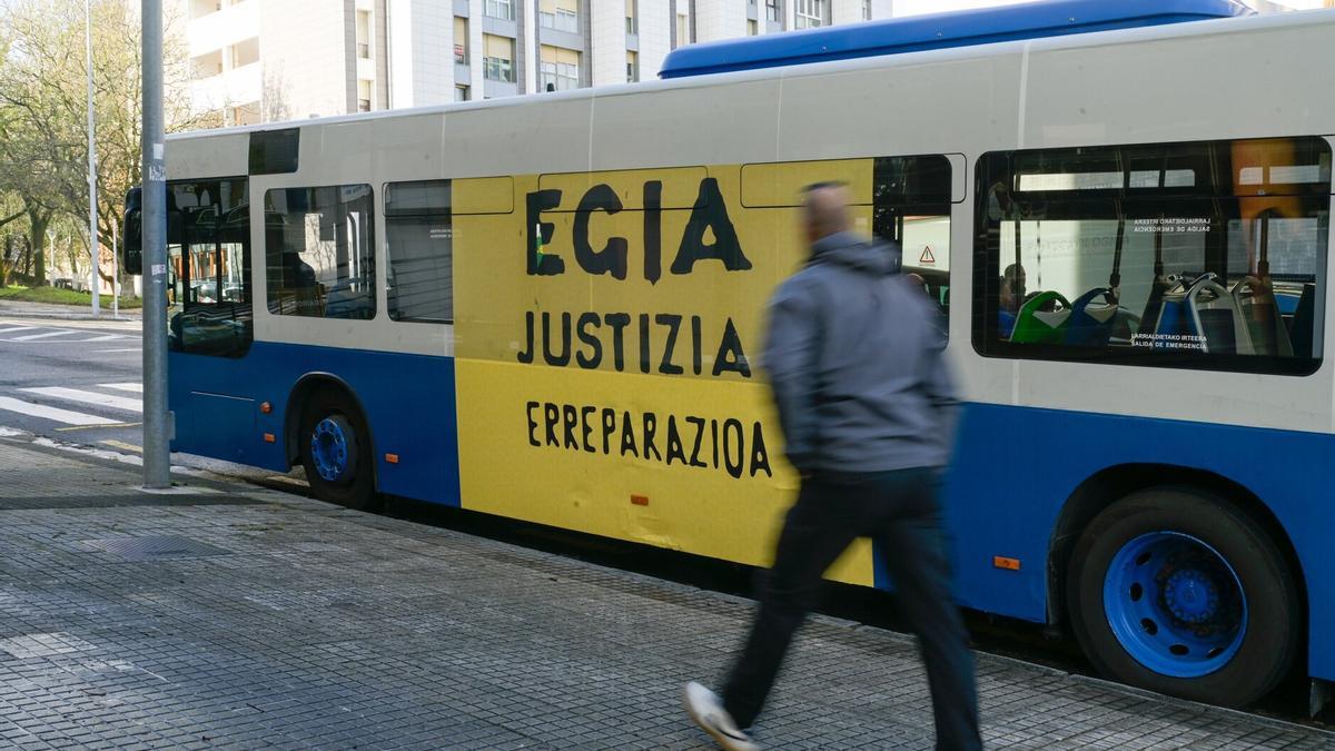 Fotos del acto de inicio de autobus Bira en recuerdo a Mikel Zabalza