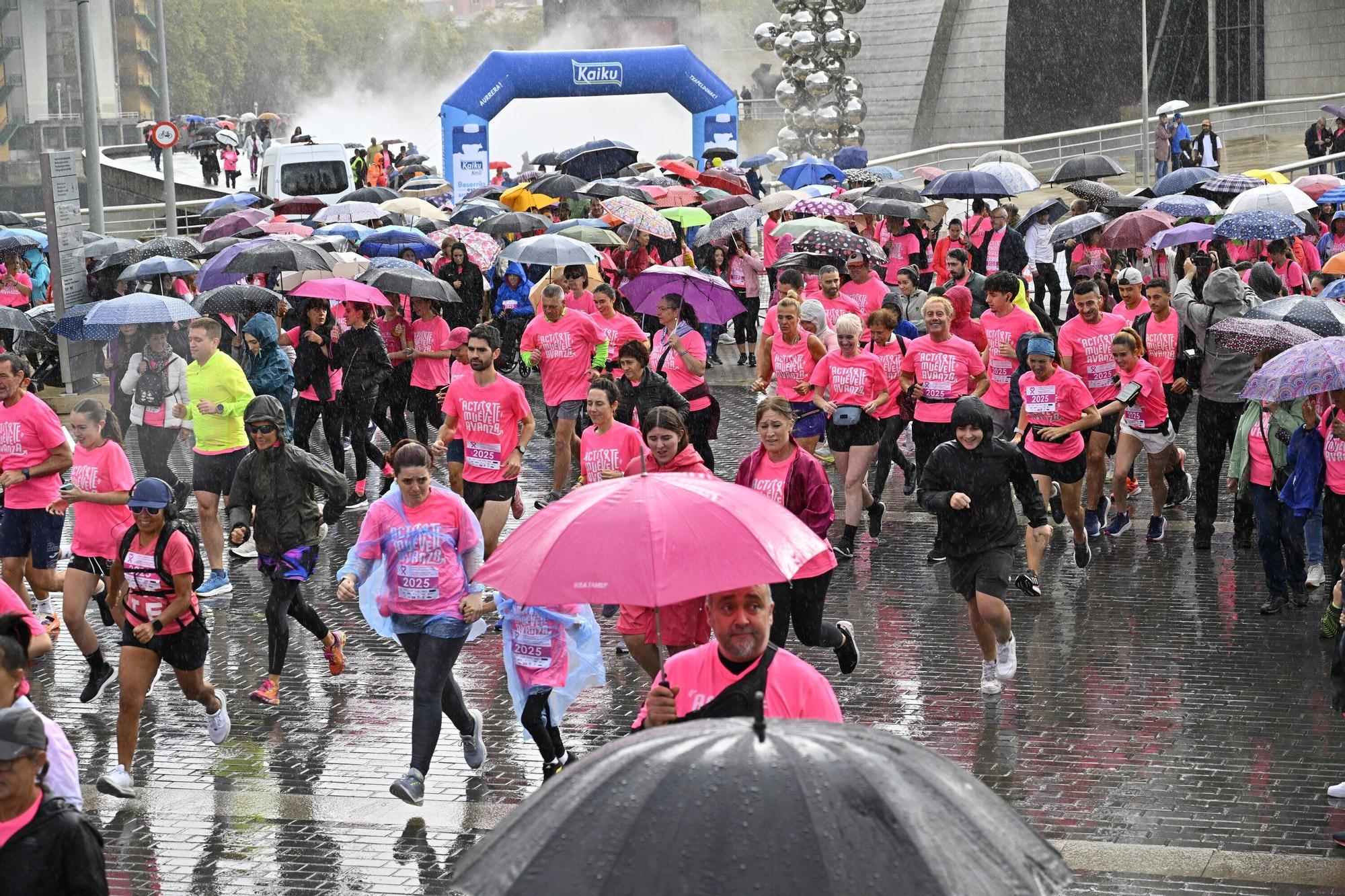En imágenes: los paraguas tiñen la marea rosa de Bilbao