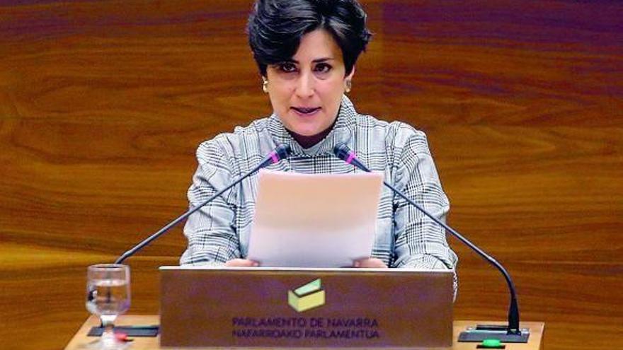 La consejera de Educación, María Solana, durante una sesión plenaria.
