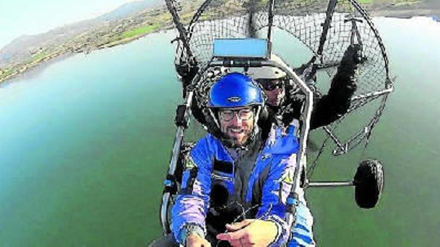 El parapente sobre el pantano es una de las nuevas actividades de turismo activo que se ha estrenado en la Merindad. Tuvo una gran acogida.